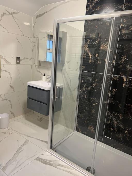 Potters Hideout- 2 Bedroom 2 Bathroom Apartment Watford  Extérieur photo