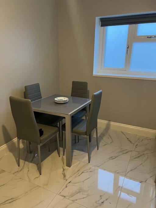 Potters Hideout- 2 Bedroom 2 Bathroom Apartment Watford  Extérieur photo