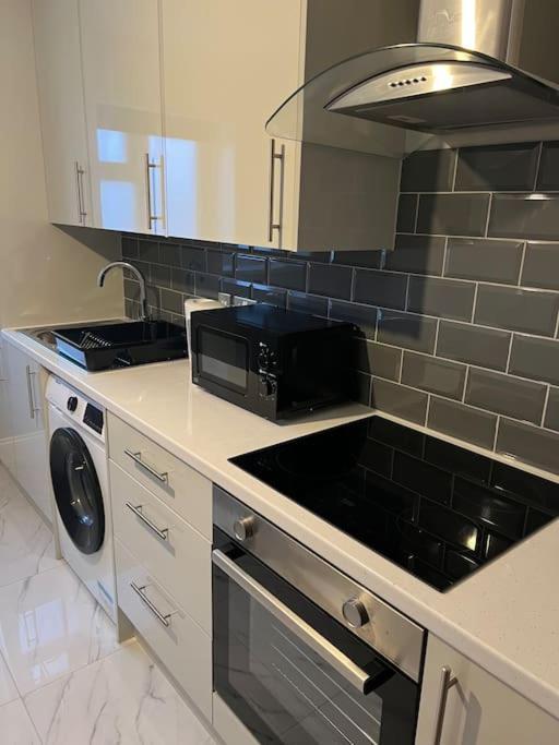 Potters Hideout- 2 Bedroom 2 Bathroom Apartment Watford  Extérieur photo